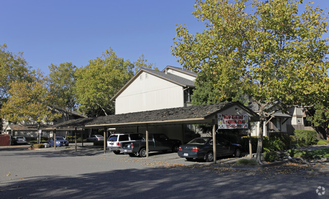 Foto del edificio - Golf Course Square Apartments