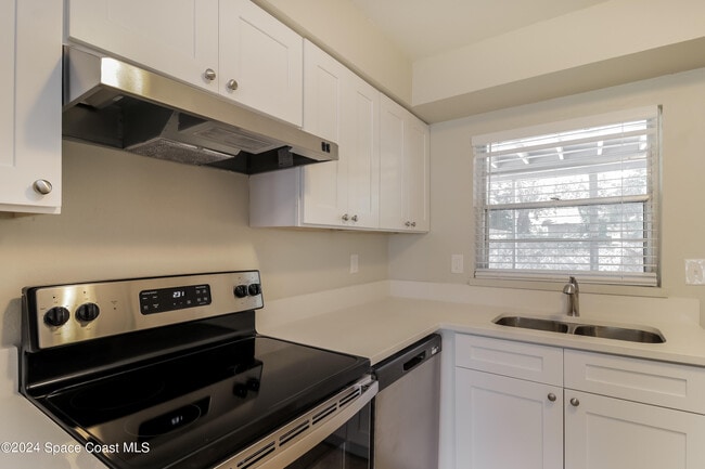 Building Photo - 1035 Country Club Blvd