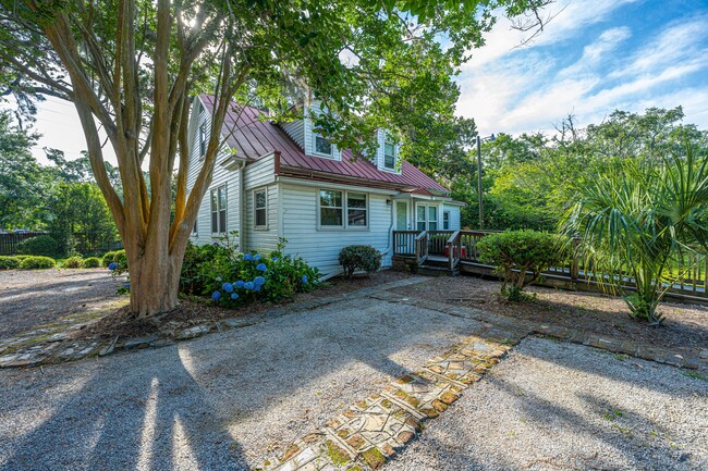 Building Photo - 685 Folly Rd