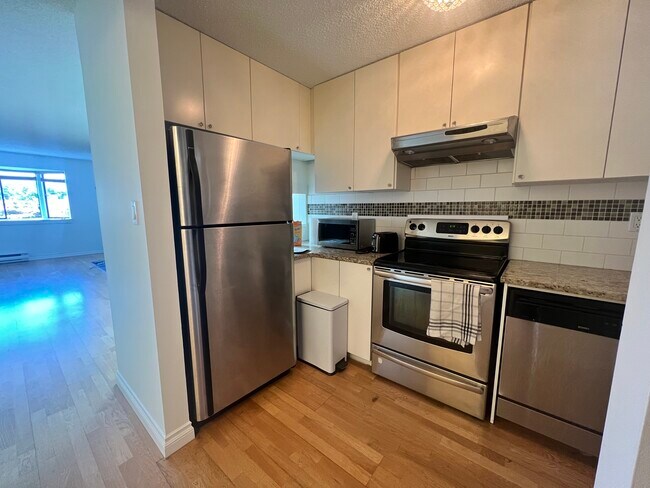 Photo du bâtiment - 17-3437 West 4th Avenue