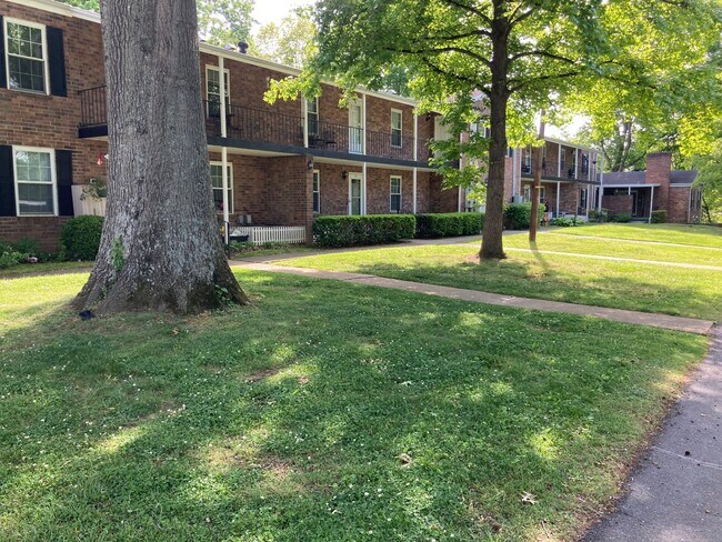 Building Photo - 611 E Mountcastle Dr