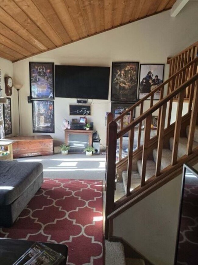 Building Photo - Available 8/15/2024 This NW spacious 2 bed...