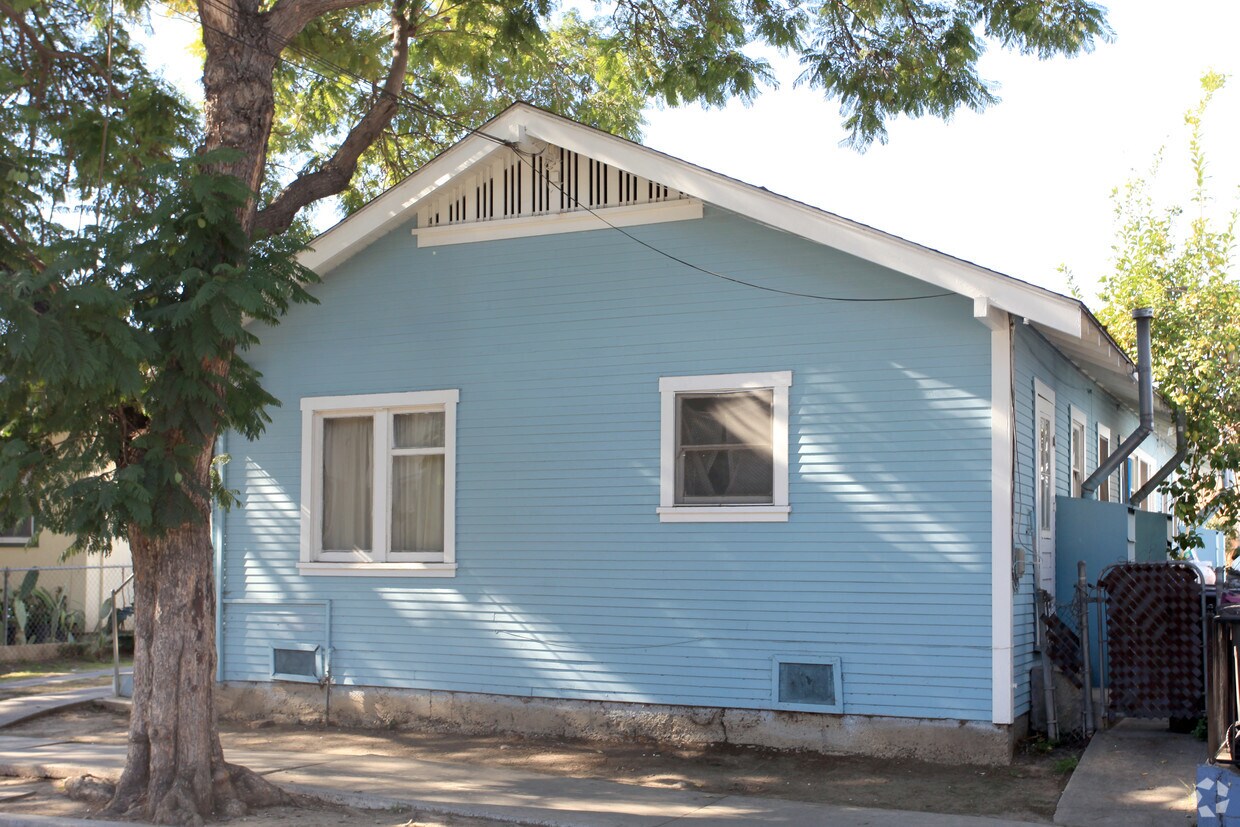 Building Photo - 539 Cerritos Ave