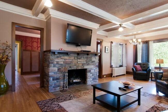 Building Photo - 621 Kenwood Pky