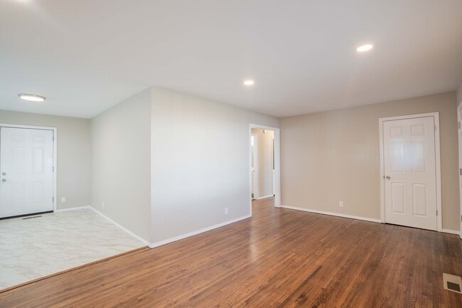 Building Photo - 3 Bed / 1 Bath in North Tulsa! Section 8 W...