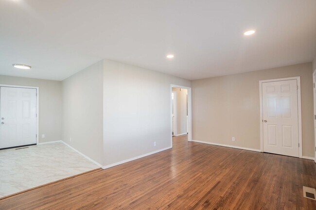 Building Photo - 3 Bed / 1 Bath in North Tulsa! Section 8 Welcomed!