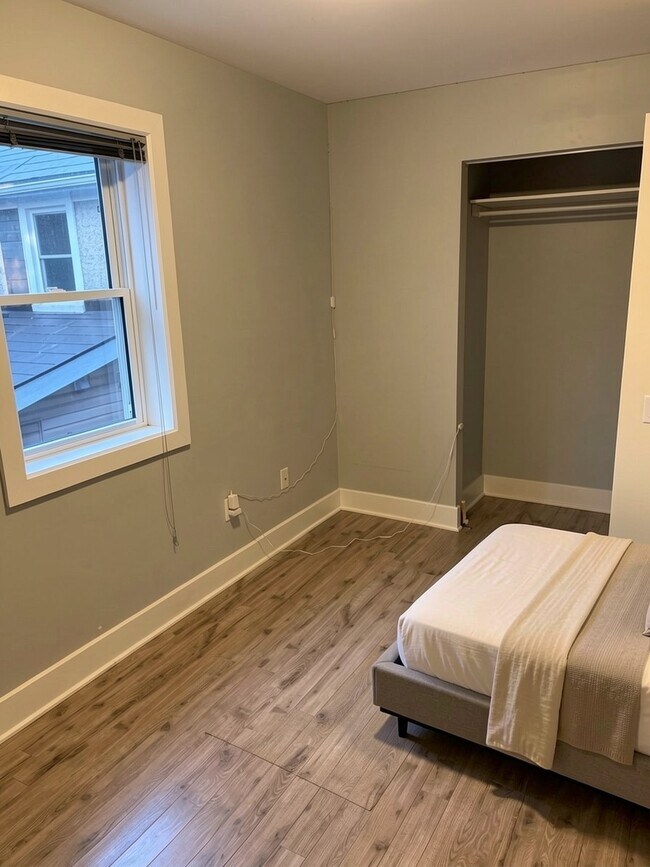 Photo du bâtiment - 5-Bedroom Apartment Near Carleton University - All inclusive and Fully Furnished