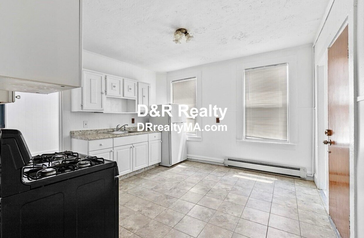 Primary Photo - 25 Linden St