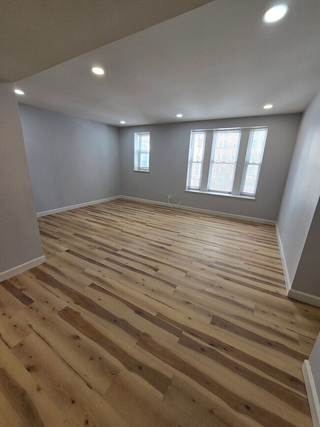 Foto del edificio - Beautifully renovated TWO-bedroom Condo on third floor with charm.