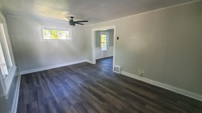 Building Photo - 3 bedroom 1 bath home