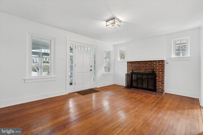 Building Photo - 232 Forrest Ave