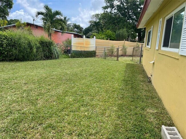 Foto del edificio - 1400 NW 15th Ct