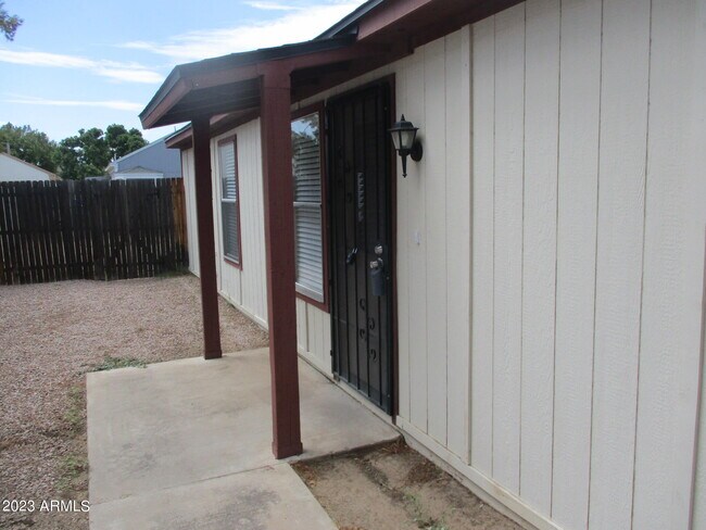 Building Photo - 823 E Rockwell Dr