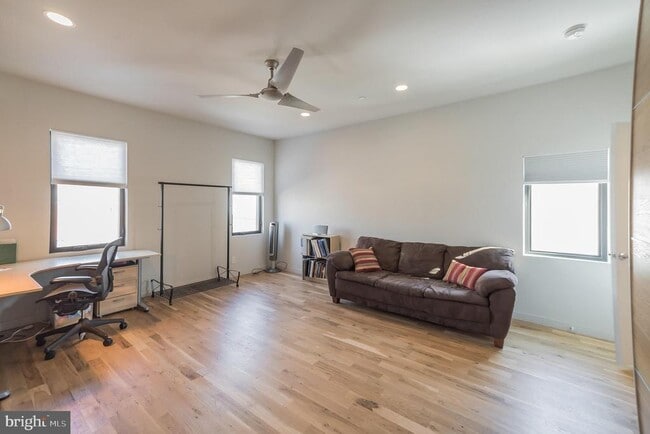 Building Photo - 439 Moyer St