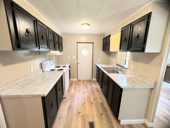 Building Photo - Newly Renovated Trailer