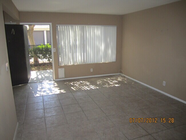 Foto del edificio - This Townhouse is located minutes from the freeway!