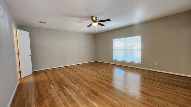 Building Photo - 2213 Pomona Dr