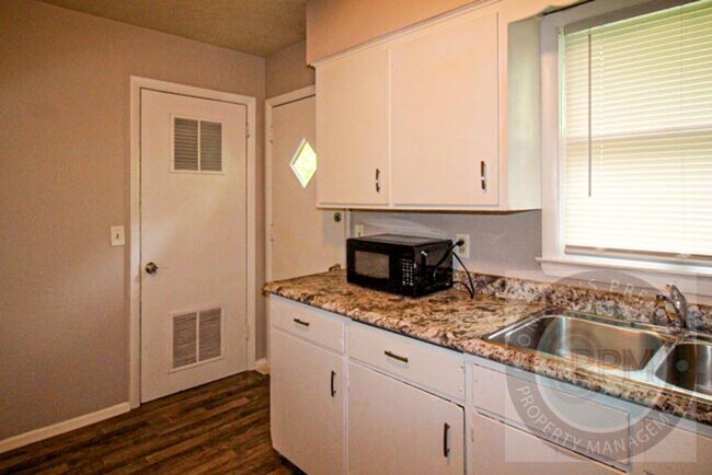 Foto del edificio - 3 Bedroom / 1 Bath Home Available Now!