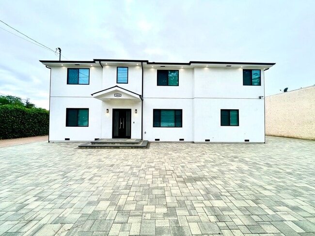 Building Photo - Newly built gated home with top of the lin...