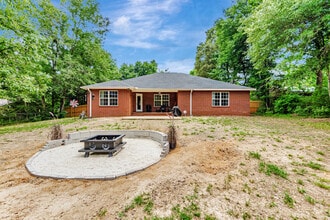 Building Photo - 121 Hillwood Dr