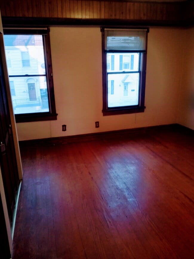 Building Photo - 724 2nd St