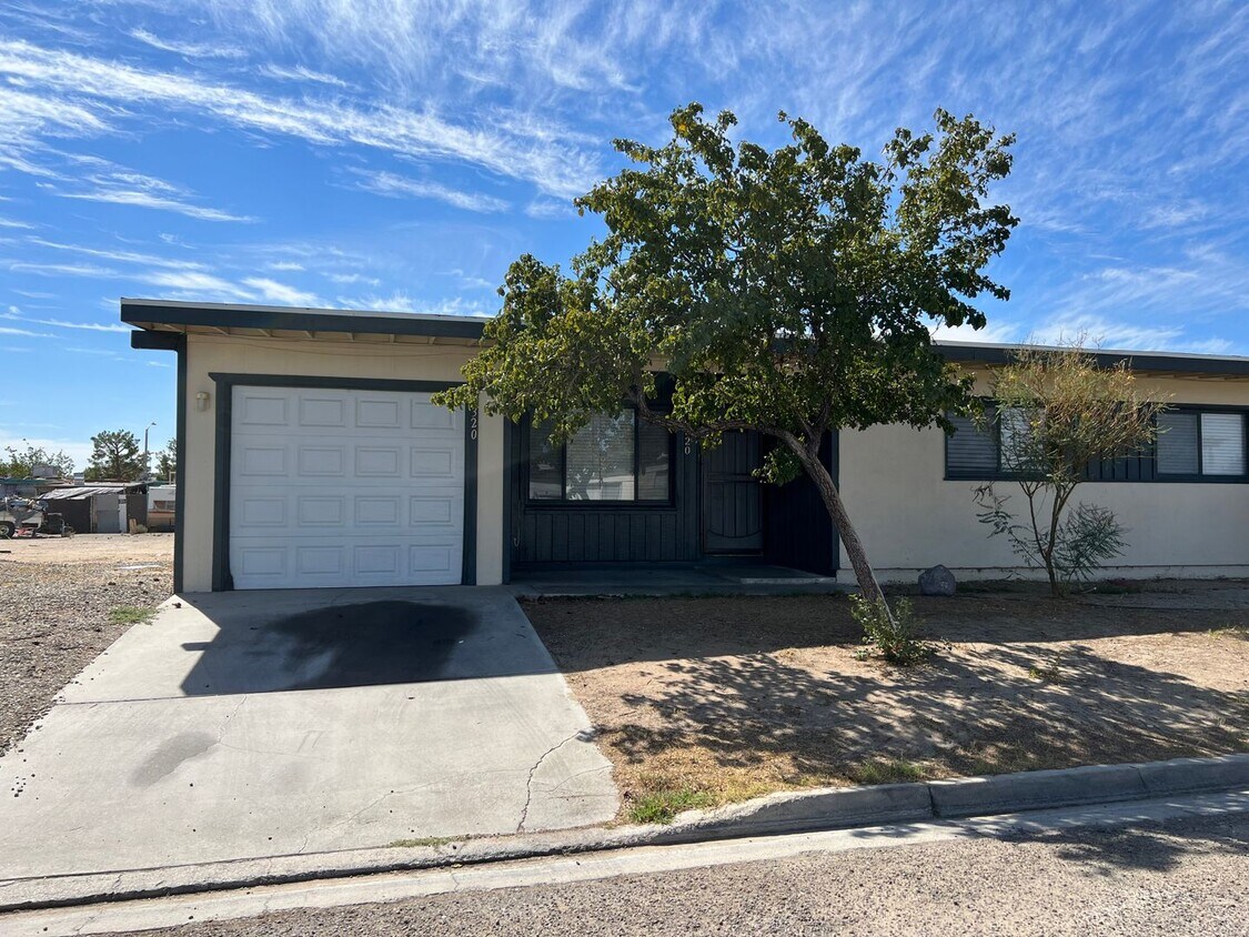 Primary Photo - 4BD/2BA In La Mirage. Nice Backyard!