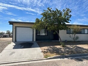 Building Photo - 320 Palm Dr