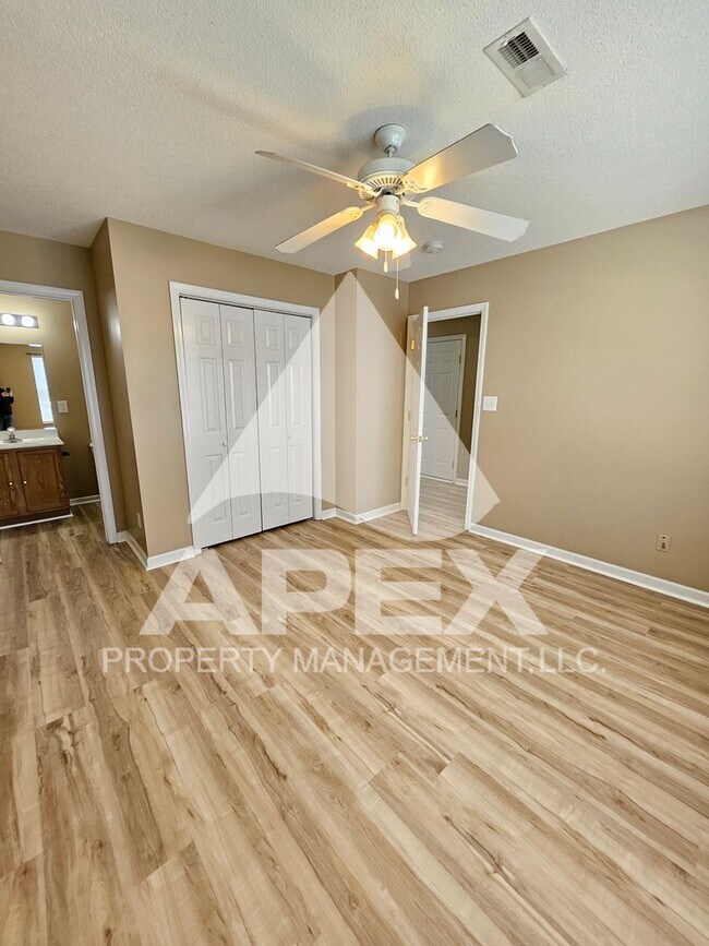 Building Photo - 2 Bd | 2 Ba Condo in North Knox w/1-Car Ga...
