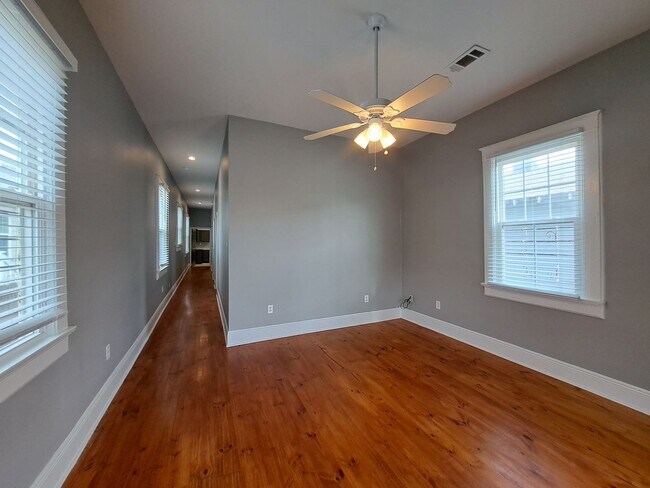 Building Photo - GORGEOUS 3BR/2 BA Single Family Home!