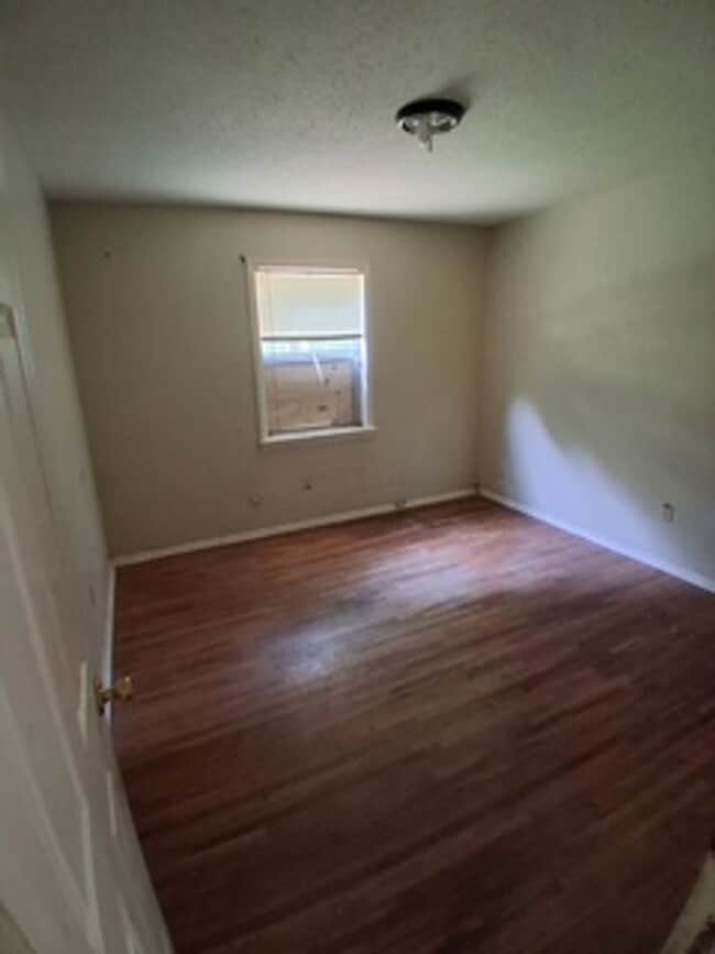 Building Photo - MOVE IN TODAY !!!!!