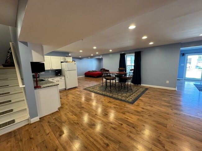 Building Photo - 514 Whinstone Dr