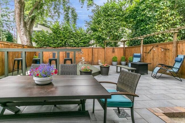 Building Photo - 2 bedroom in Kirkland WA 98034