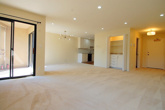 Large Living Room - 208 N Lake Merced Hls