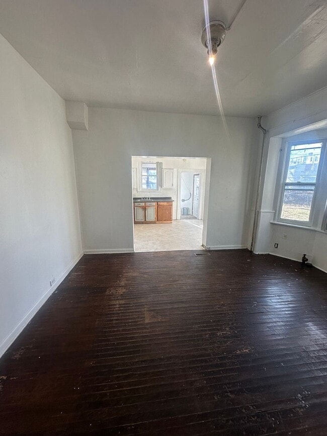 Building Photo - 650 W King St