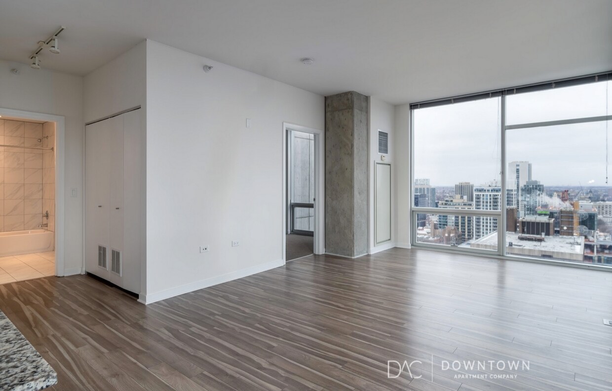Foto principal - 324 W Chicago Ave