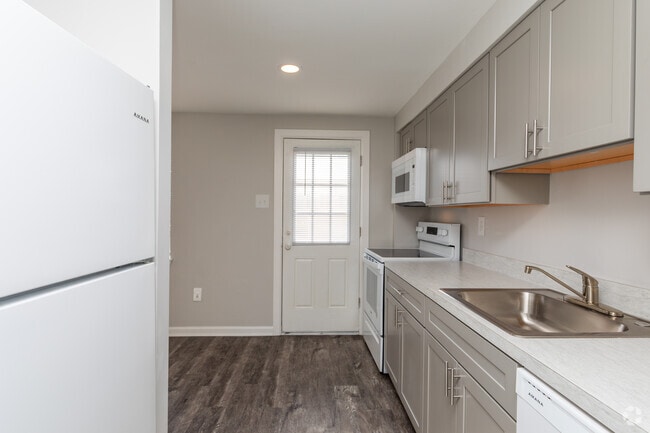 3BR, 1.5BA - 1,100SF - Kitchen - Village Of Carrollwood