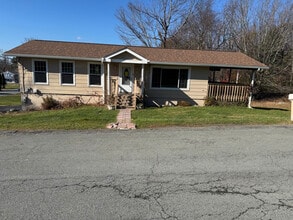 Building Photo - 7 Lawrence Ave