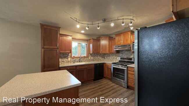 Building Photo - 4 br, 3 bath House - 1915 S Kinderhook Ave