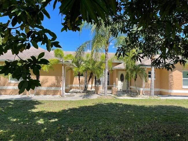 Building Photo - 2573 S Stewart St