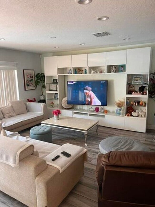 Foto del edificio - 8249 NW 9th St