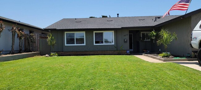 Building Photo - Welcome to this charming 4 bedroom, 2 bath...