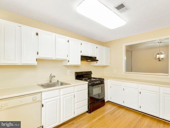 Building Photo - 9941 Oakton Terrace Rd