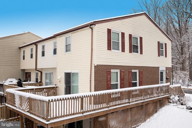 Building Photo - 1 Robinway Ct