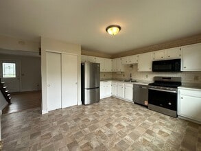 Building Photo - W164N11511-N11511 Squire Ct