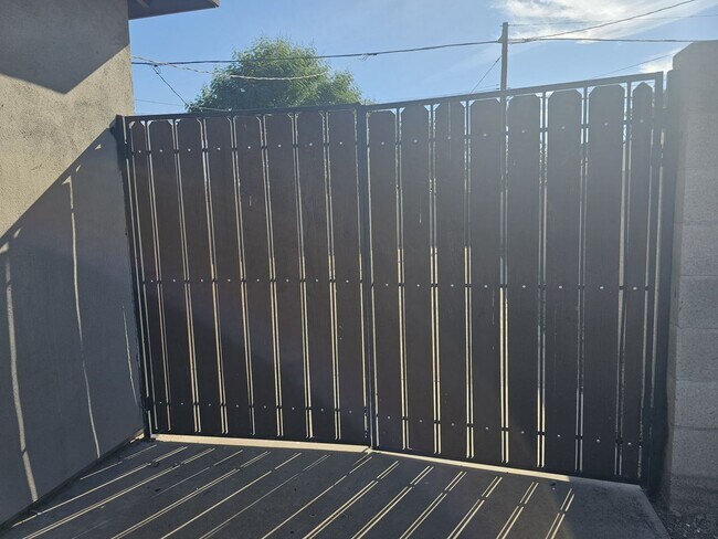 Foto del edificio - Charming Home 3 bedrooms 1 bath Large Yard.