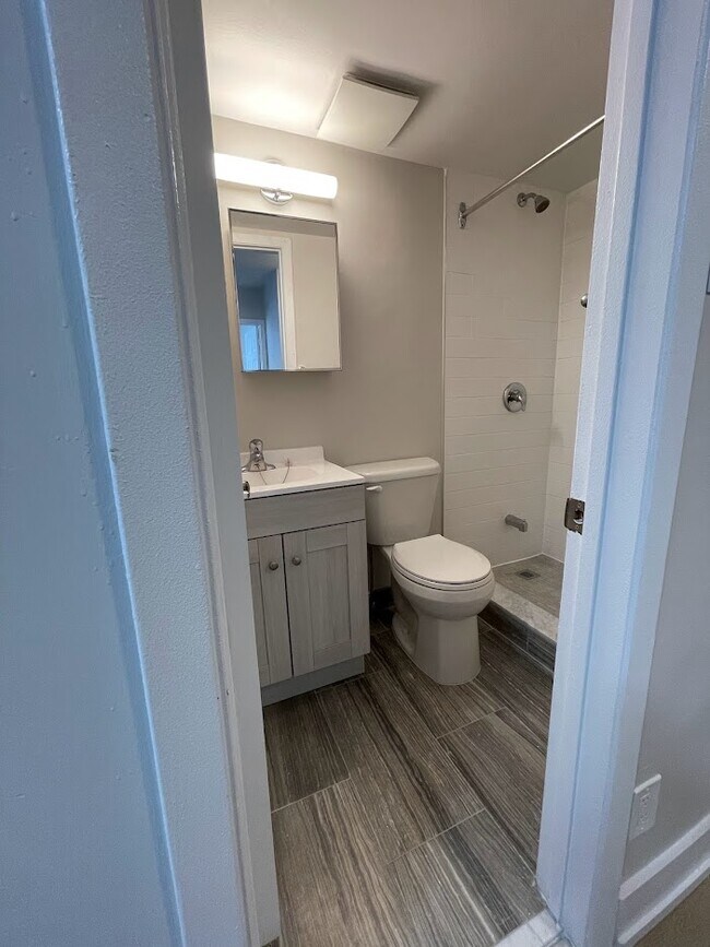 Photo du bâtiment - 1 bdrm plus a den!