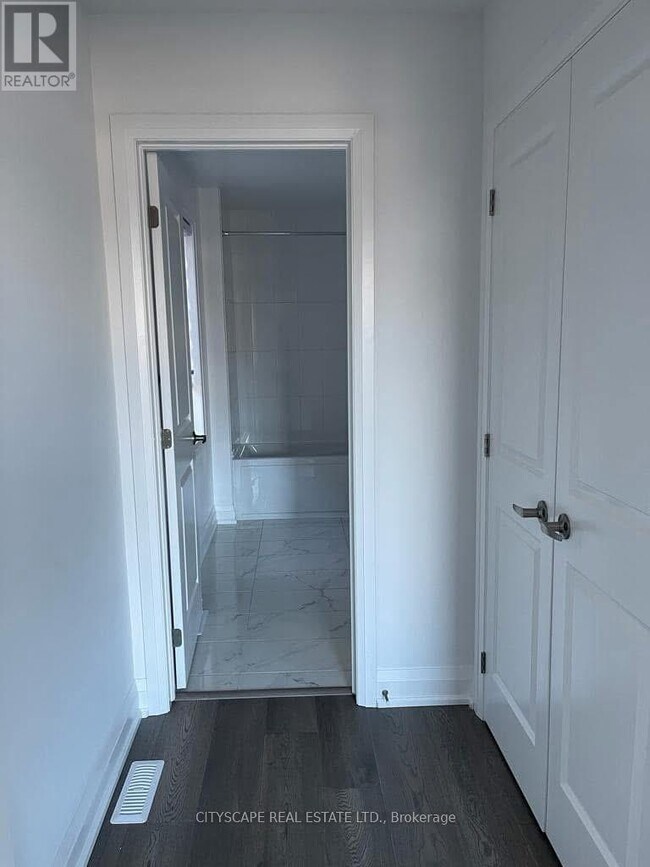 Photo du bâtiment - 15 Barnyard Trl