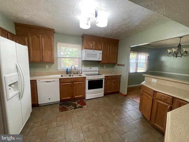Building Photo - 2330 Kent Ct