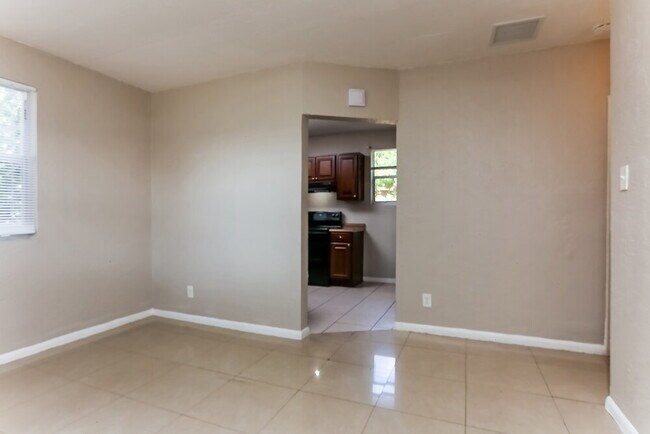 Building Photo - 2323 NW 12th Ct