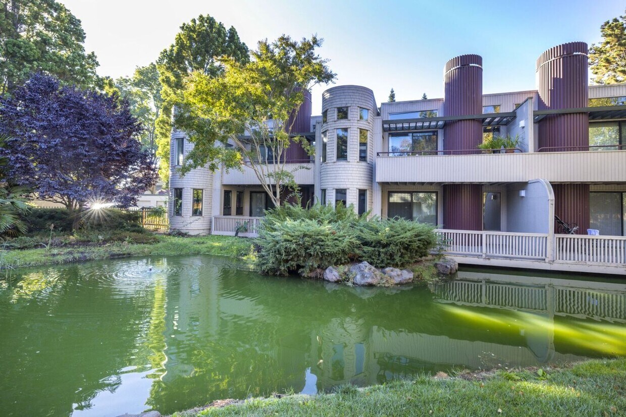 Primary Photo - Well-Maintained 3 Bed, 2 Bath Condo- Strol...